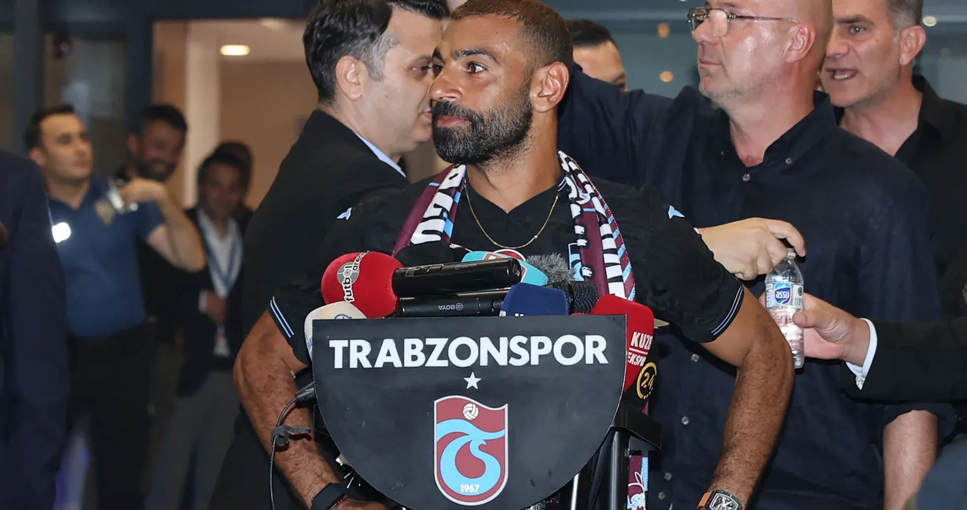 Joueur lors d'une conférence de presse pour Trabzonspor Joueur lors d'une conférence de presse pour Trabzonspor