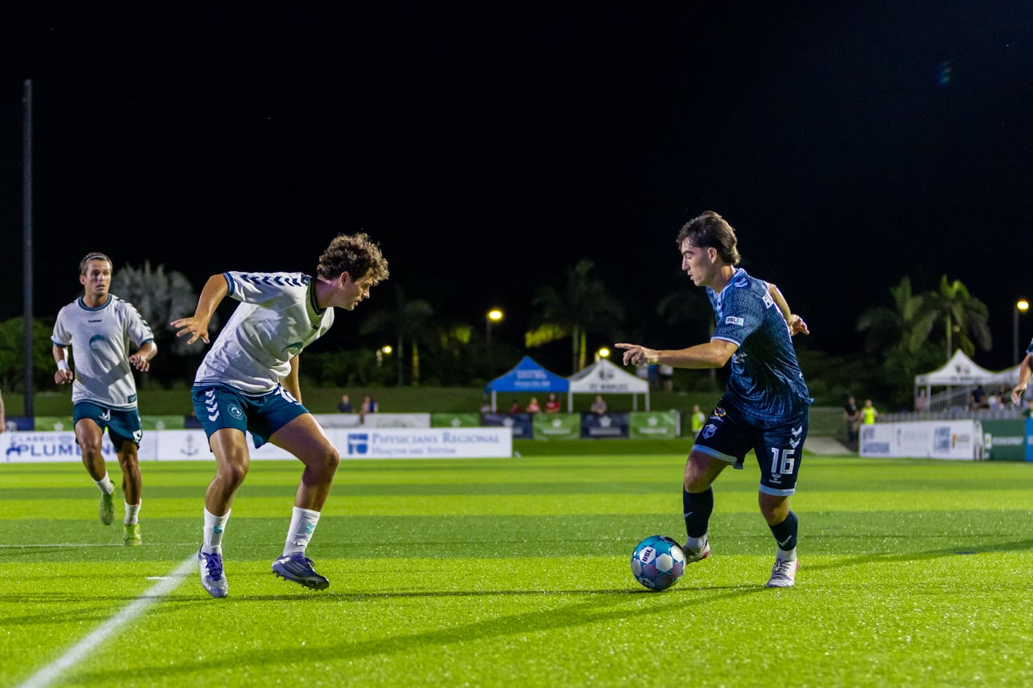 Joueurs en action lors du match de football Joueurs en action lors du match de football
