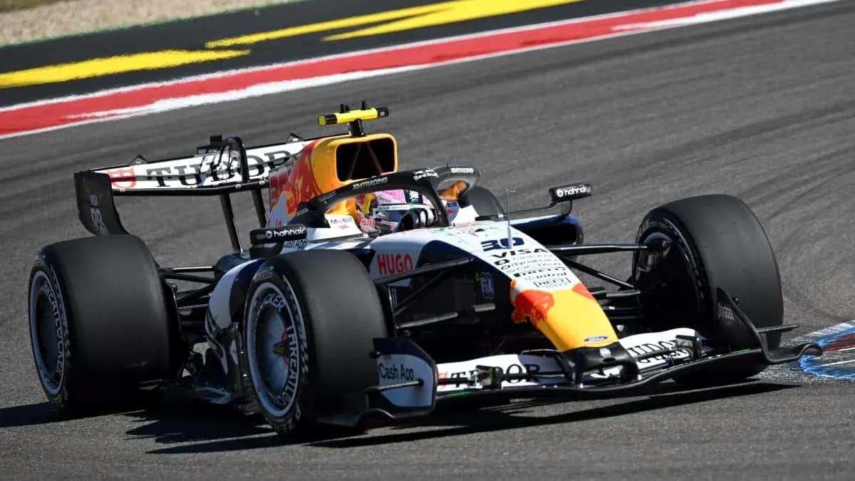 Voiture de Formule 1 en pleine course sur circuit Voiture de Formule 1 en pleine course sur circuit