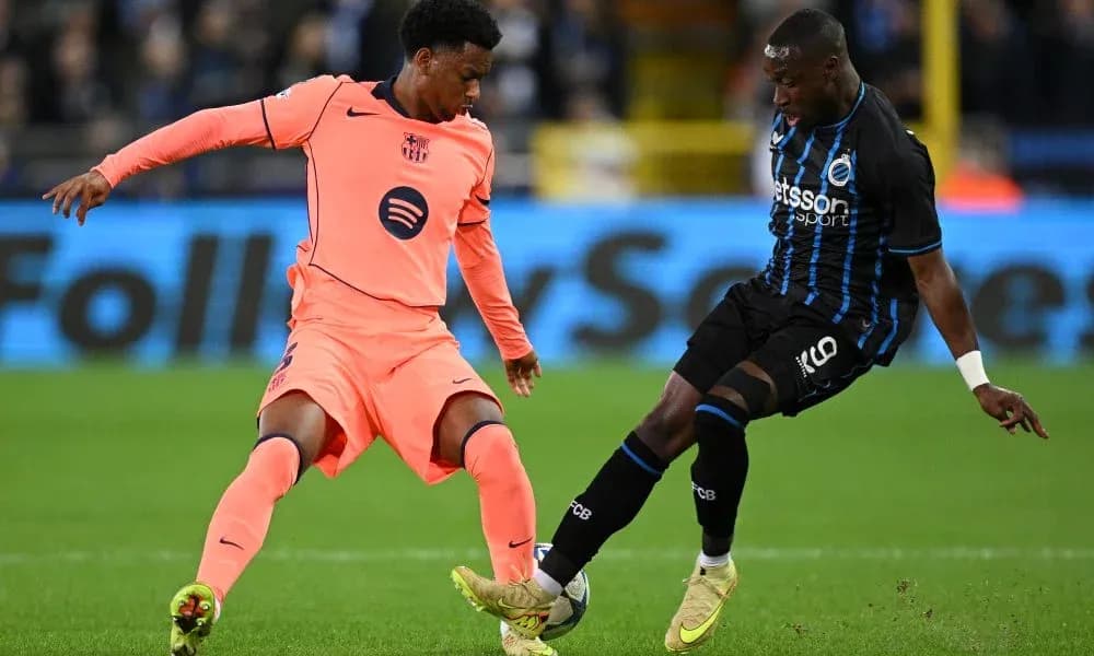Deux joueurs se disputant le ballon lors du match Deux joueurs se disputant le ballon lors du match