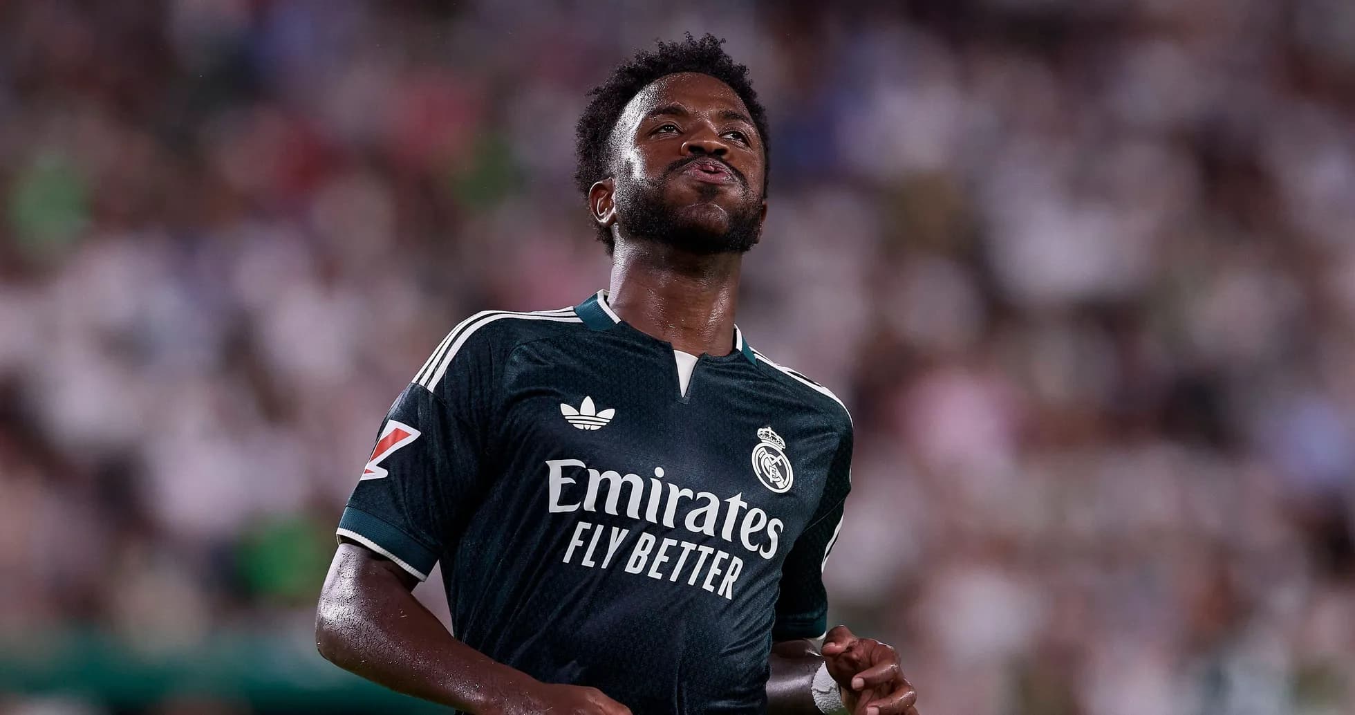 Joueur de Real Madrid en tenue de match sur terrain Joueur de Real Madrid en tenue de match sur terrain