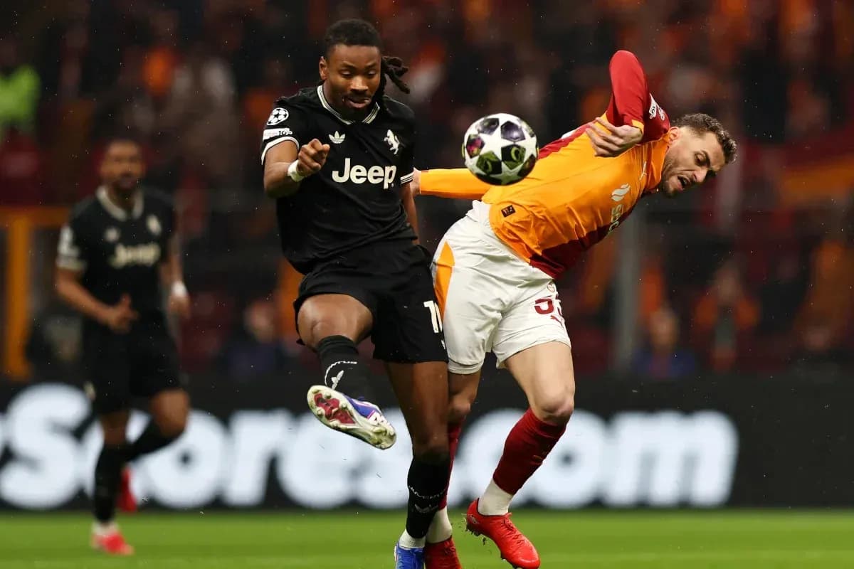 Joueur de Galatasaray en duel avec joueur de la Juventus Joueur de Galatasaray en duel avec joueur de la Juventus