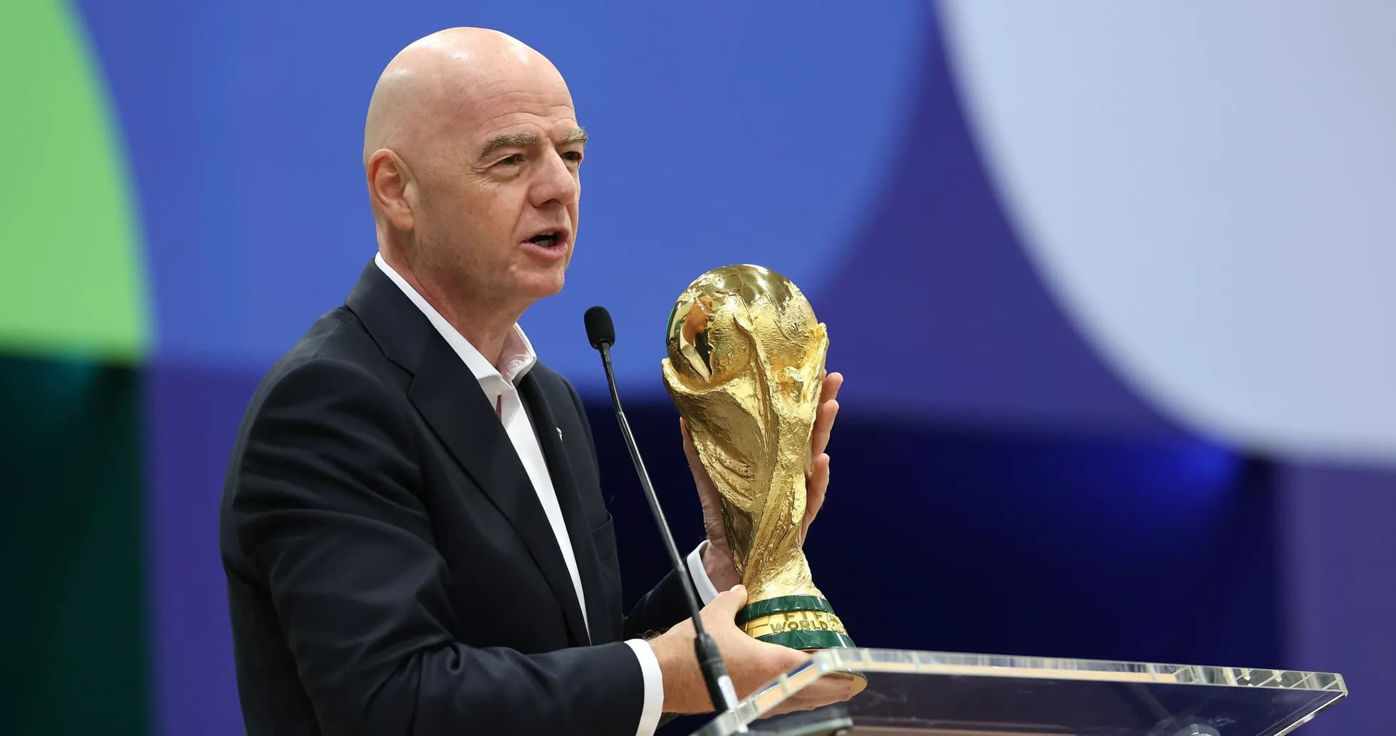 Président tenant la Coupe du Monde lors d'un discours Président tenant la Coupe du Monde lors d'un discours
