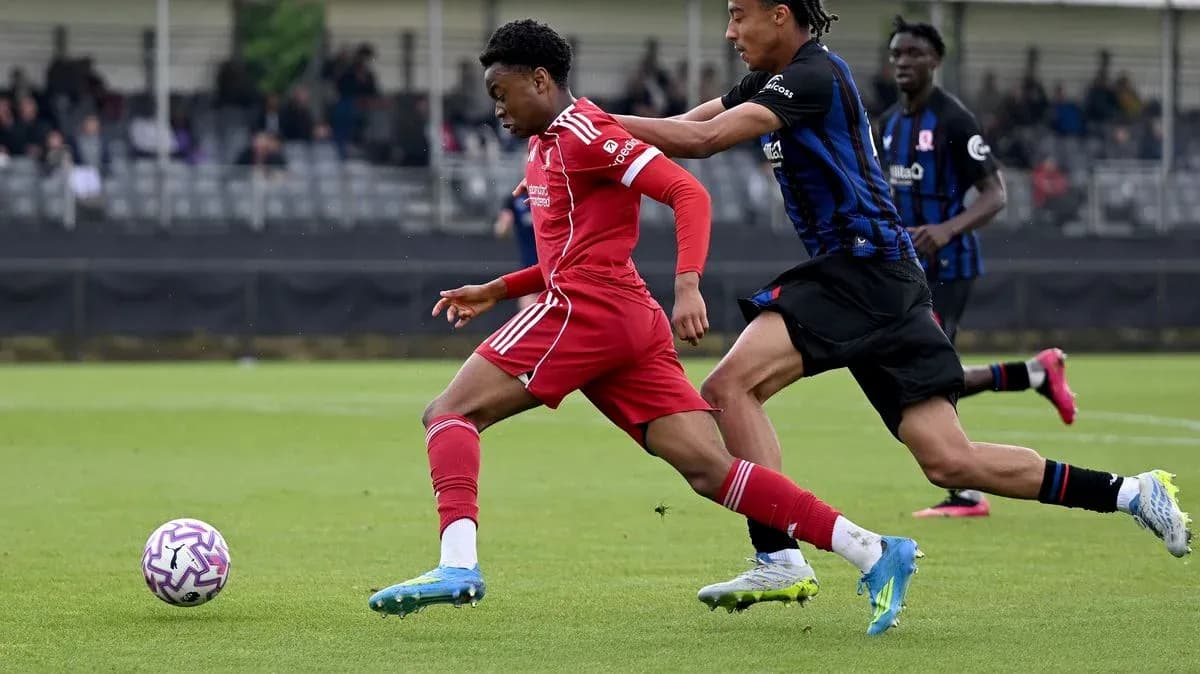 Joueur dribblant avec adversaire en poursuite sur le terrain Joueur dribblant avec adversaire en poursuite sur le terrain