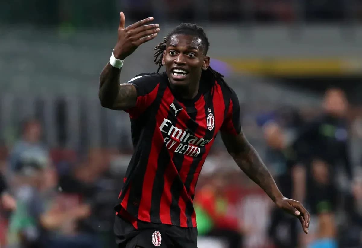 Joueur de l'AC Milan s'exprimant sur le terrain Joueur de l'AC Milan s'exprimant sur le terrain
