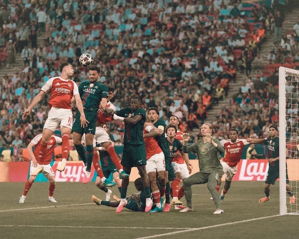 Joueurs en duel aérien lors d'un match de football Joueurs en duel aérien lors d'un match de football