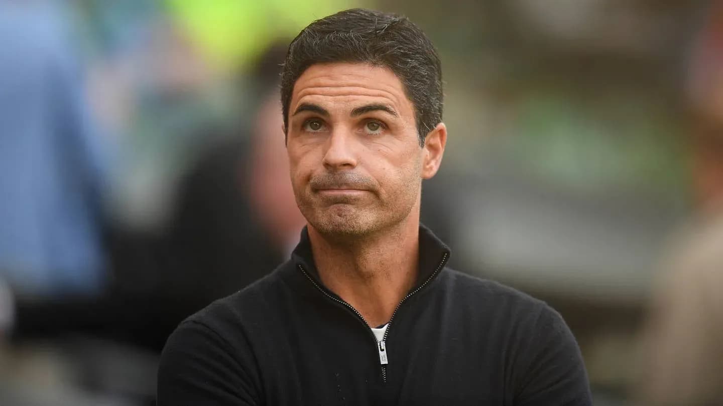 Entraîneur observant le match depuis la touche Entraîneur observant le match depuis la touche