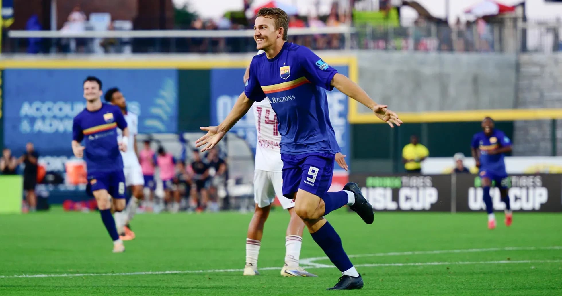 Joueur célébrant un but lors du match Joueur célébrant un but lors du match