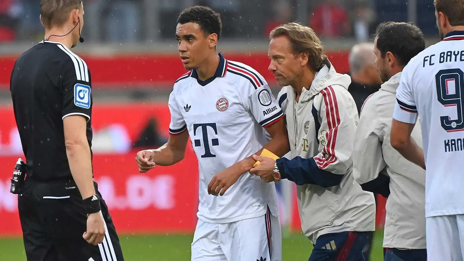 Joueur de Bayern Munich discutant avec l'arbitre Joueur de Bayern Munich discutant avec l'arbitre