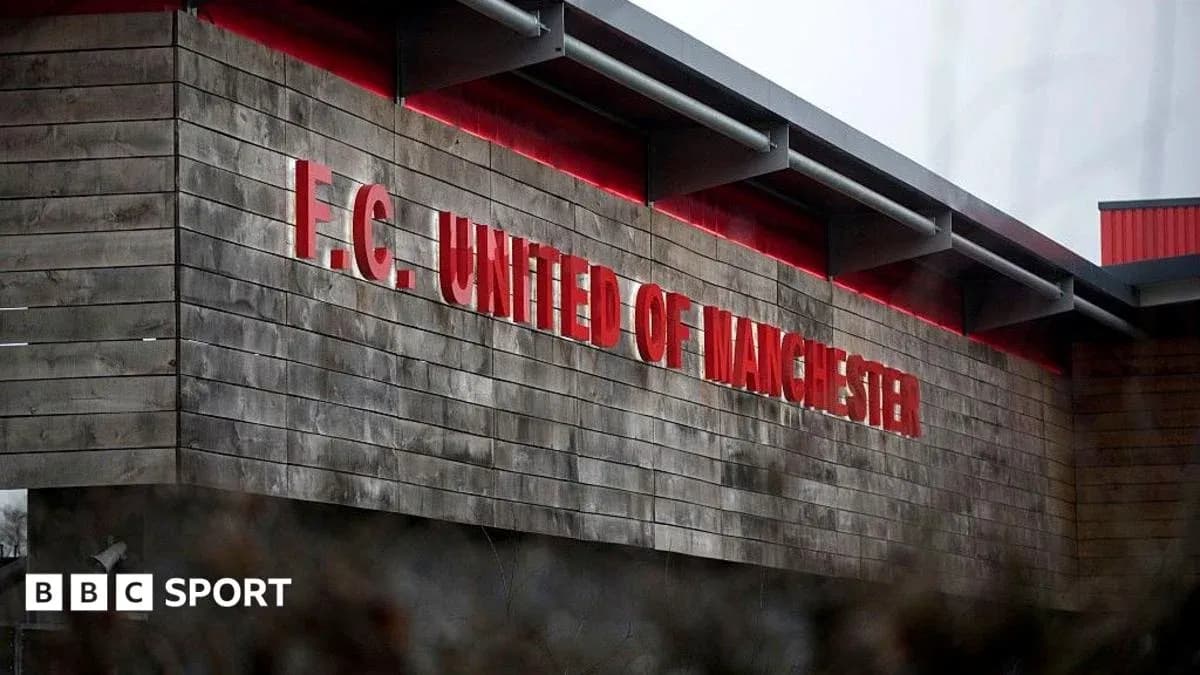 Enseigne de F.C. United of Manchester sur bâtiment Enseigne de F.C. United of Manchester sur bâtiment