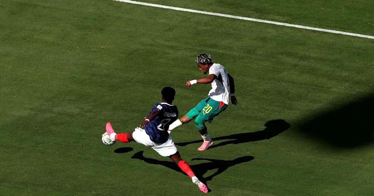 Joueur dribblant un adversaire lors d'un match Joueur dribblant un adversaire lors d'un match