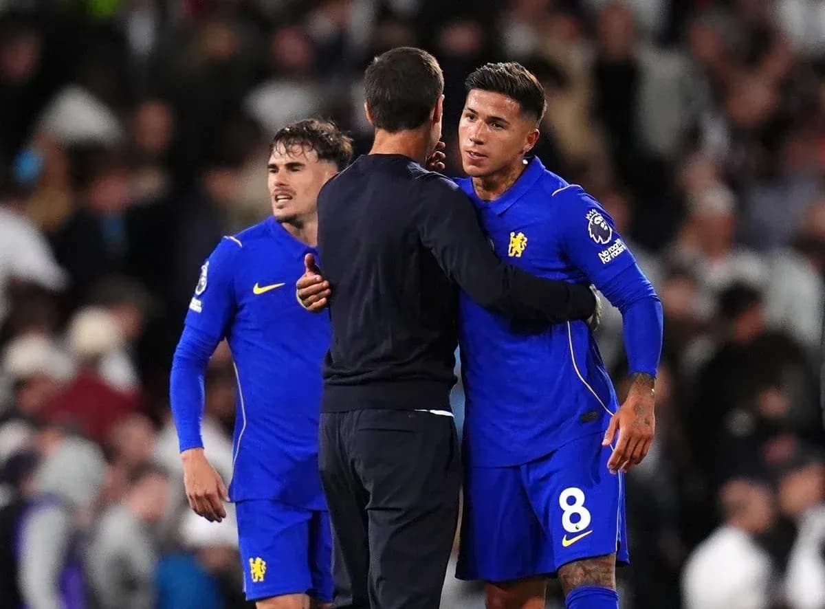 Joueurs de Chelsea discutant avec l'entraîneur après le match Joueurs de Chelsea discutant avec l'entraîneur après le match