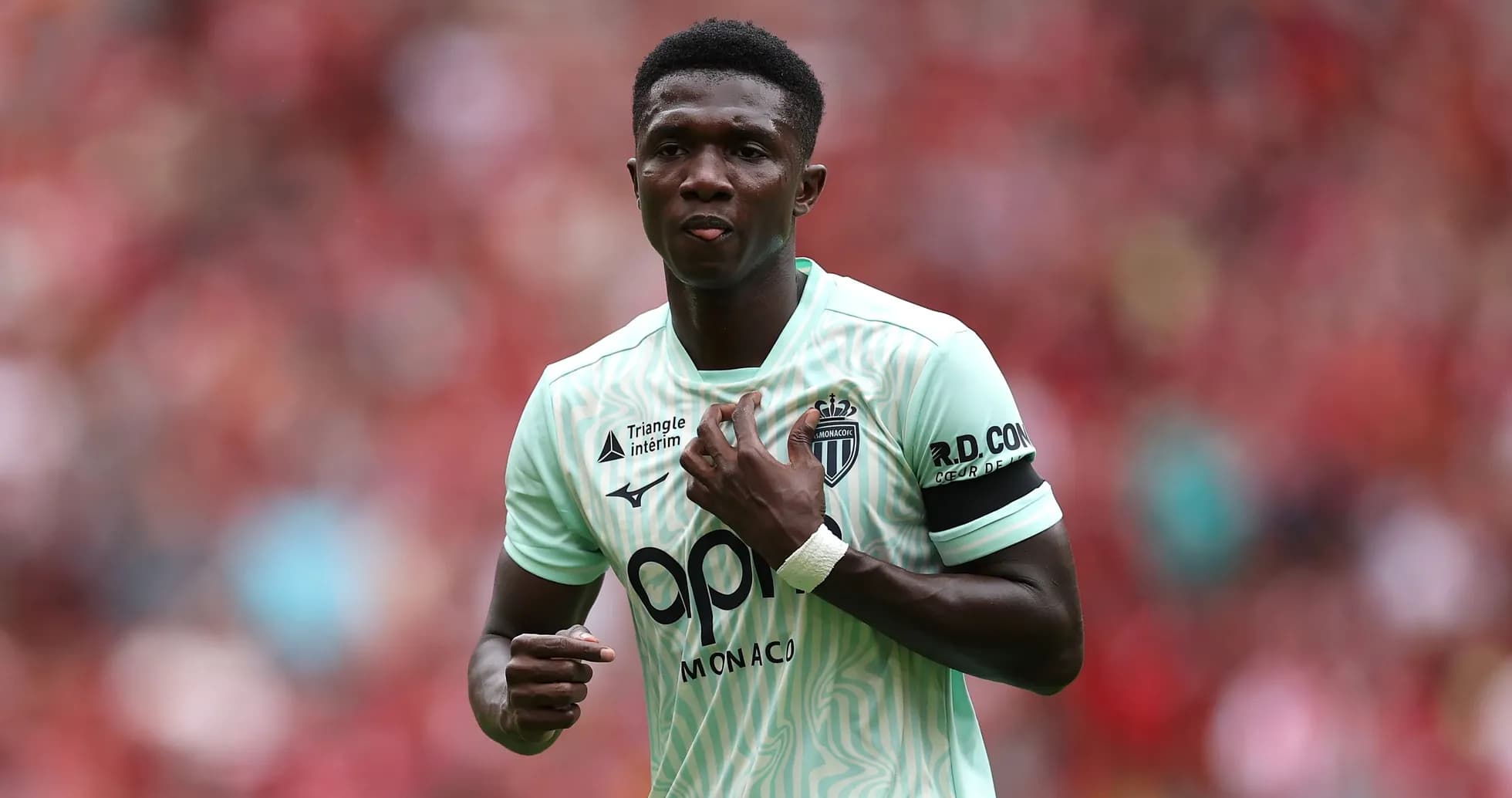 Joueur de l'AS Monaco sur le terrain de jeu Joueur de l'AS Monaco sur le terrain de jeu