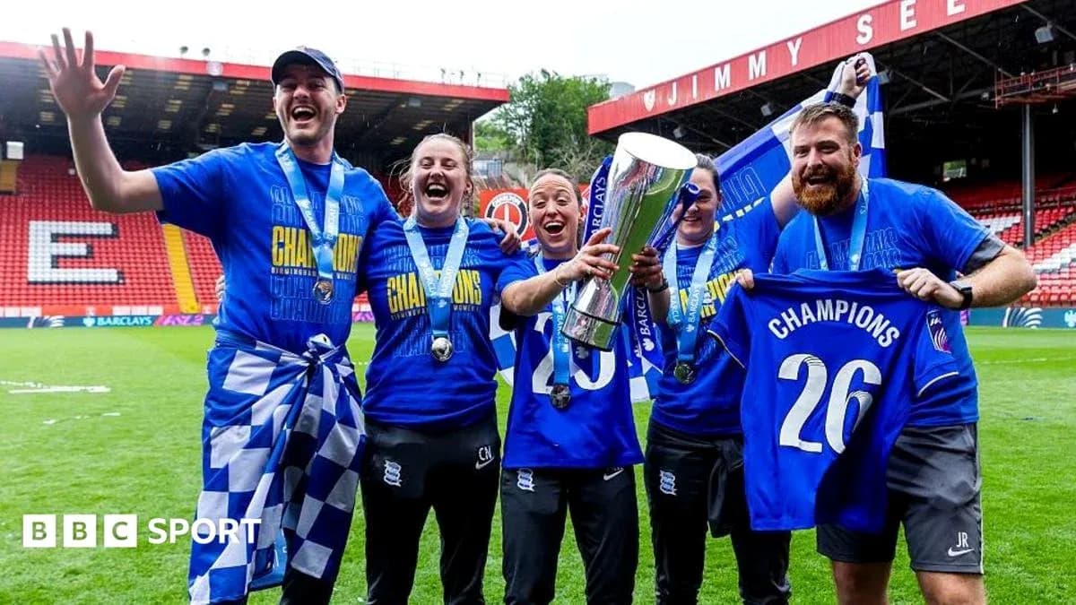 Joueurs célébrant avec le trophée de champion Joueurs célébrant avec le trophée de champion