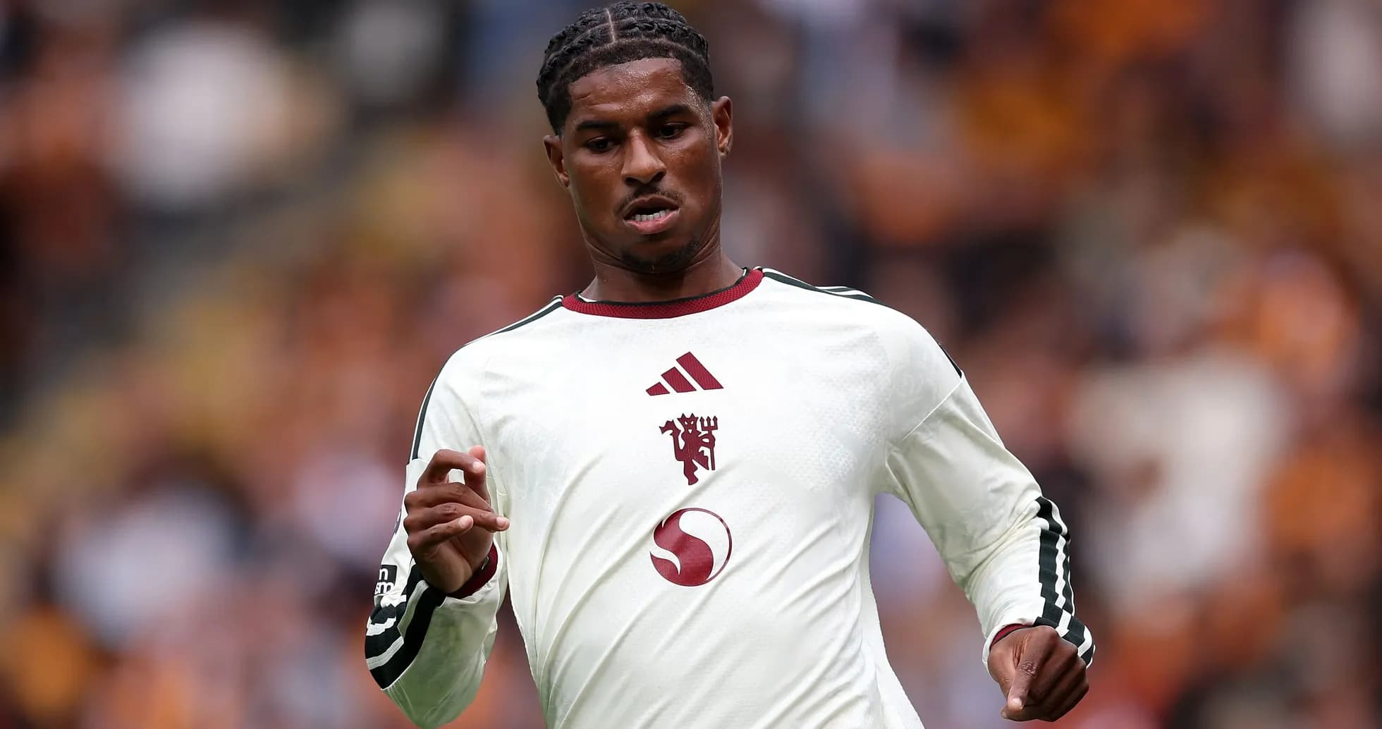 Joueur en maillot blanc courant sur le terrain Joueur en maillot blanc courant sur le terrain