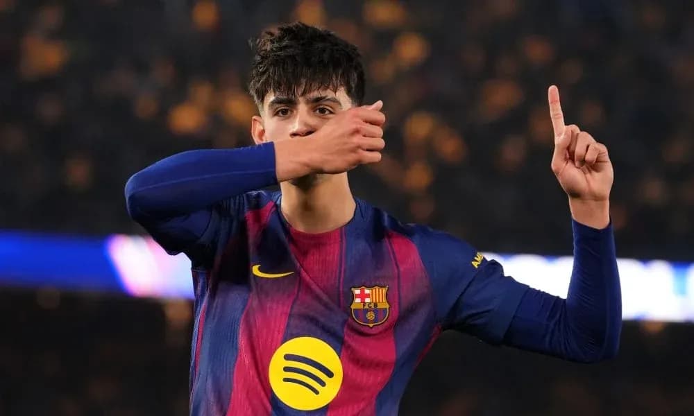 Joueur de Barcelone célébrant un but sur le terrain Joueur de Barcelone célébrant un but sur le terrain