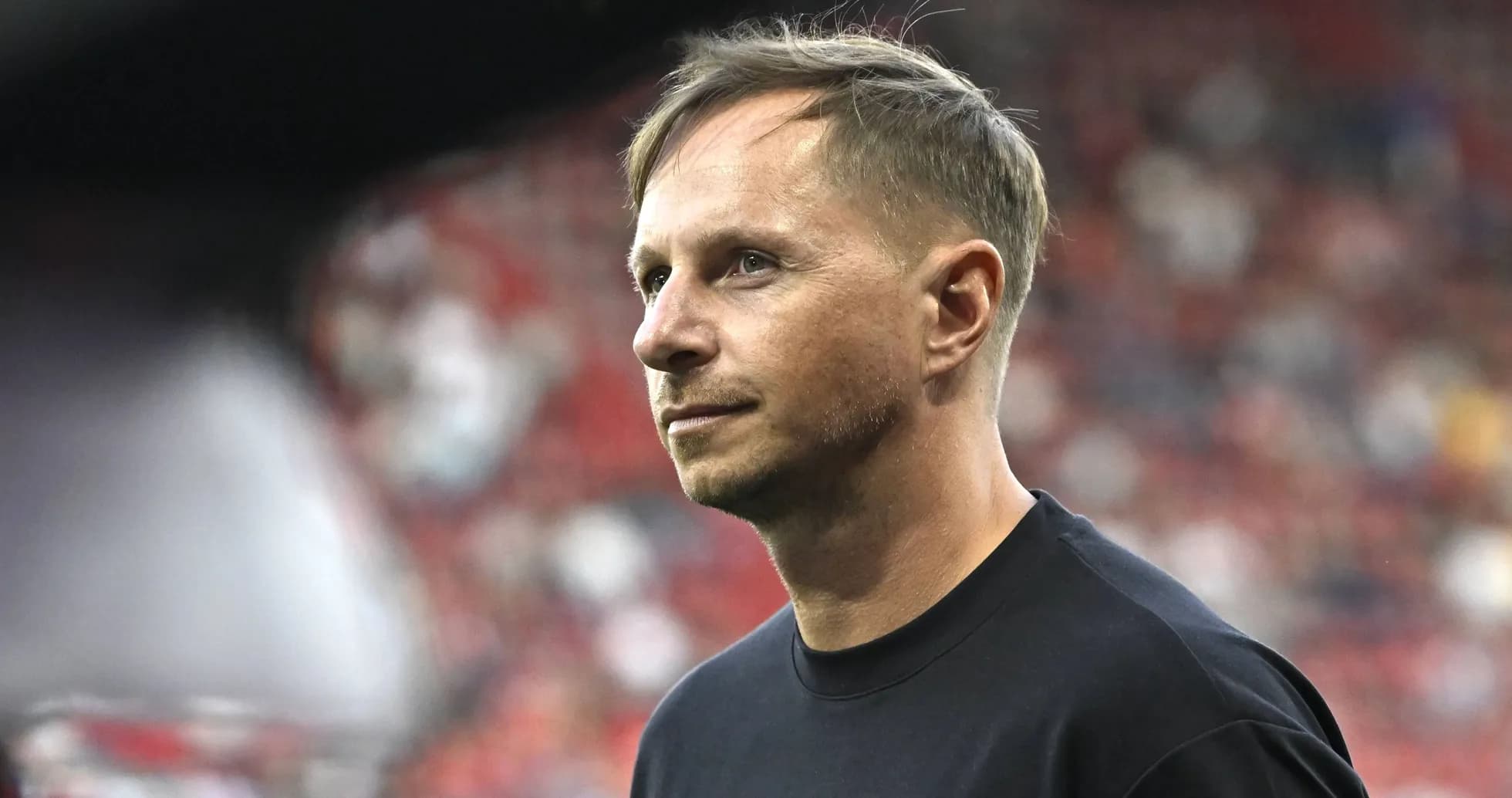 Entraîneur observant le match depuis la touche Entraîneur observant le match depuis la touche