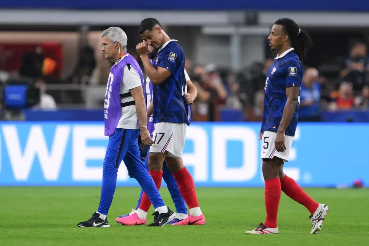 Joueur français blessé accompagné par le staff Joueur français blessé accompagné par le staff