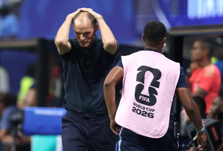 Entraîneur préoccupé pendant un match de football Entraîneur préoccupé pendant un match de football