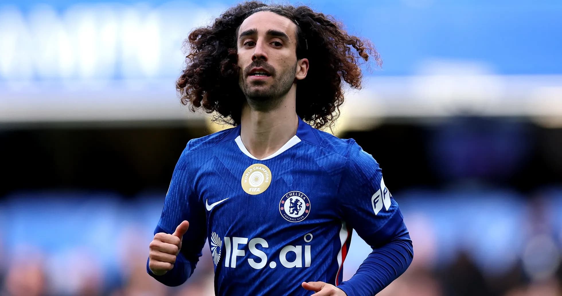 Joueur de Chelsea courant sur le terrain Joueur de Chelsea courant sur le terrain