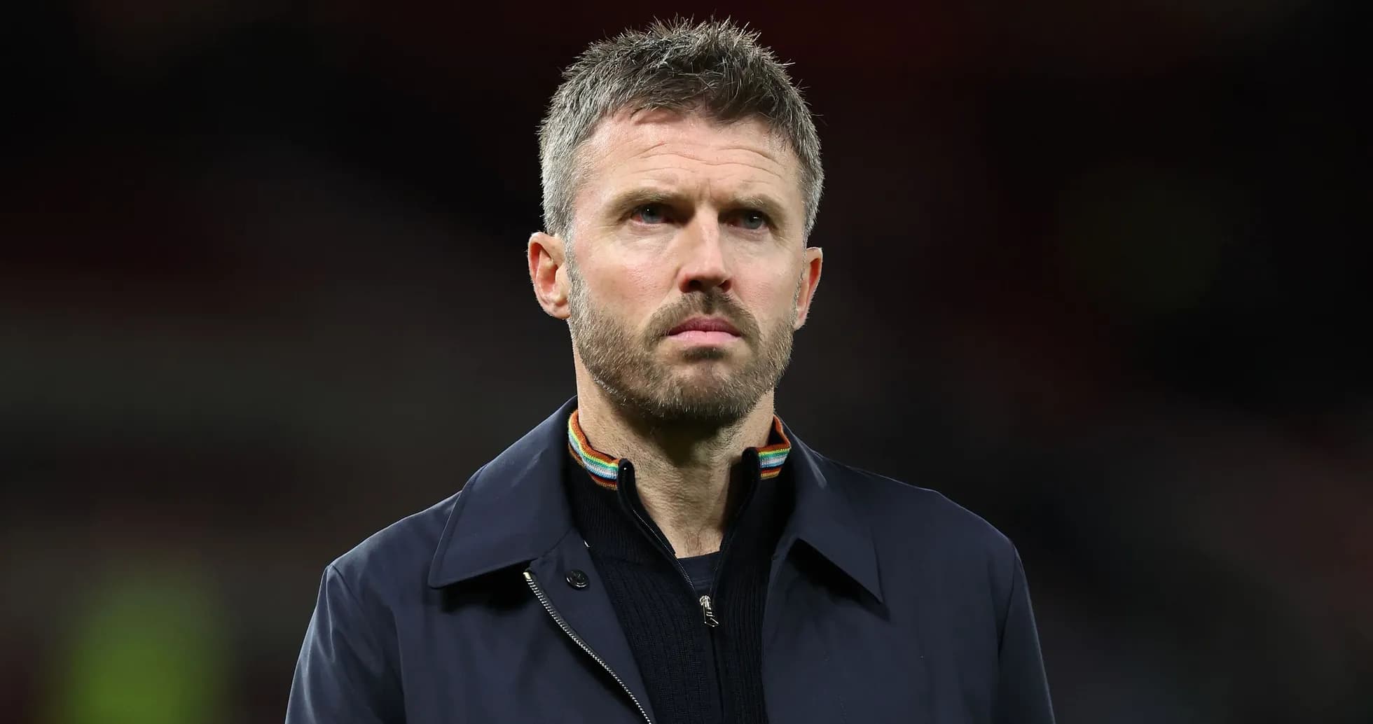 Entraîneur observant le match depuis la touche Entraîneur observant le match depuis la touche