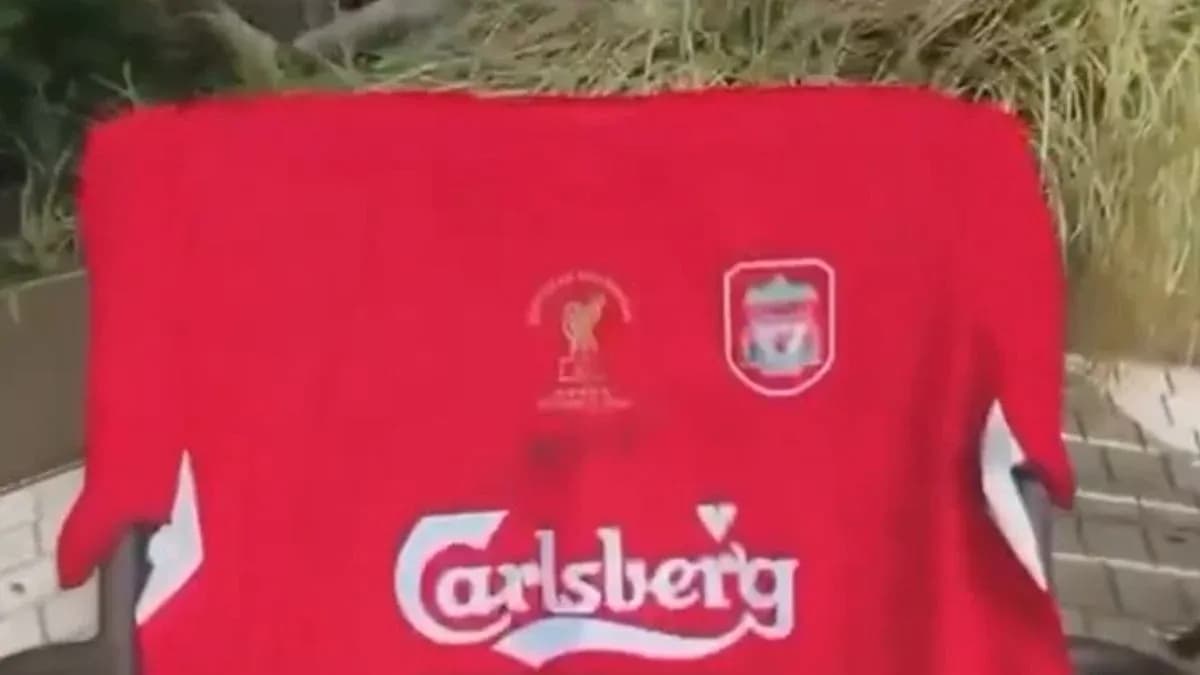Maillot rouge de Liverpool avec logos et sponsors Maillot rouge de Liverpool avec logos et sponsors