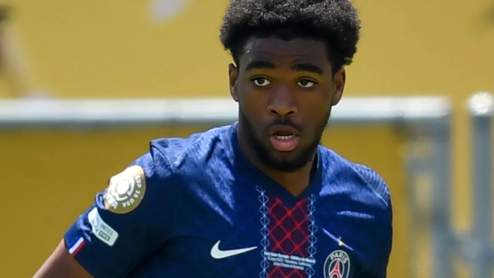 Joueur de Paris Saint-Germain en action sur le terrain Joueur de Paris Saint-Germain en action sur le terrain