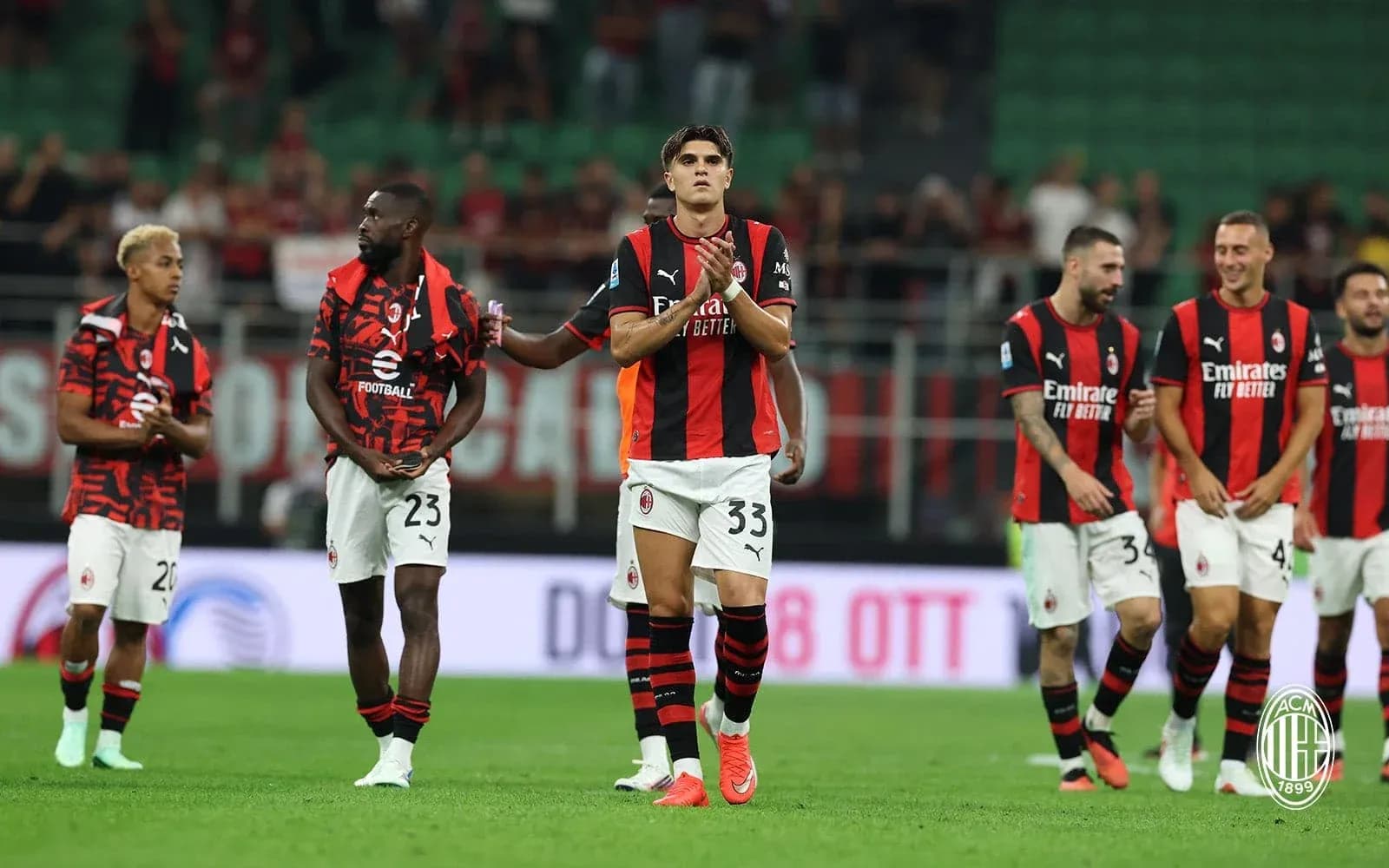 Joueurs de l'AC Milan applaudissant les supporters Joueurs de l'AC Milan applaudissant les supporters