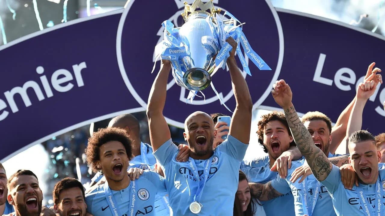 Joueurs de Manchester City célébrant le titre de Premier League Joueurs de Manchester City célébrant le titre de Premier League