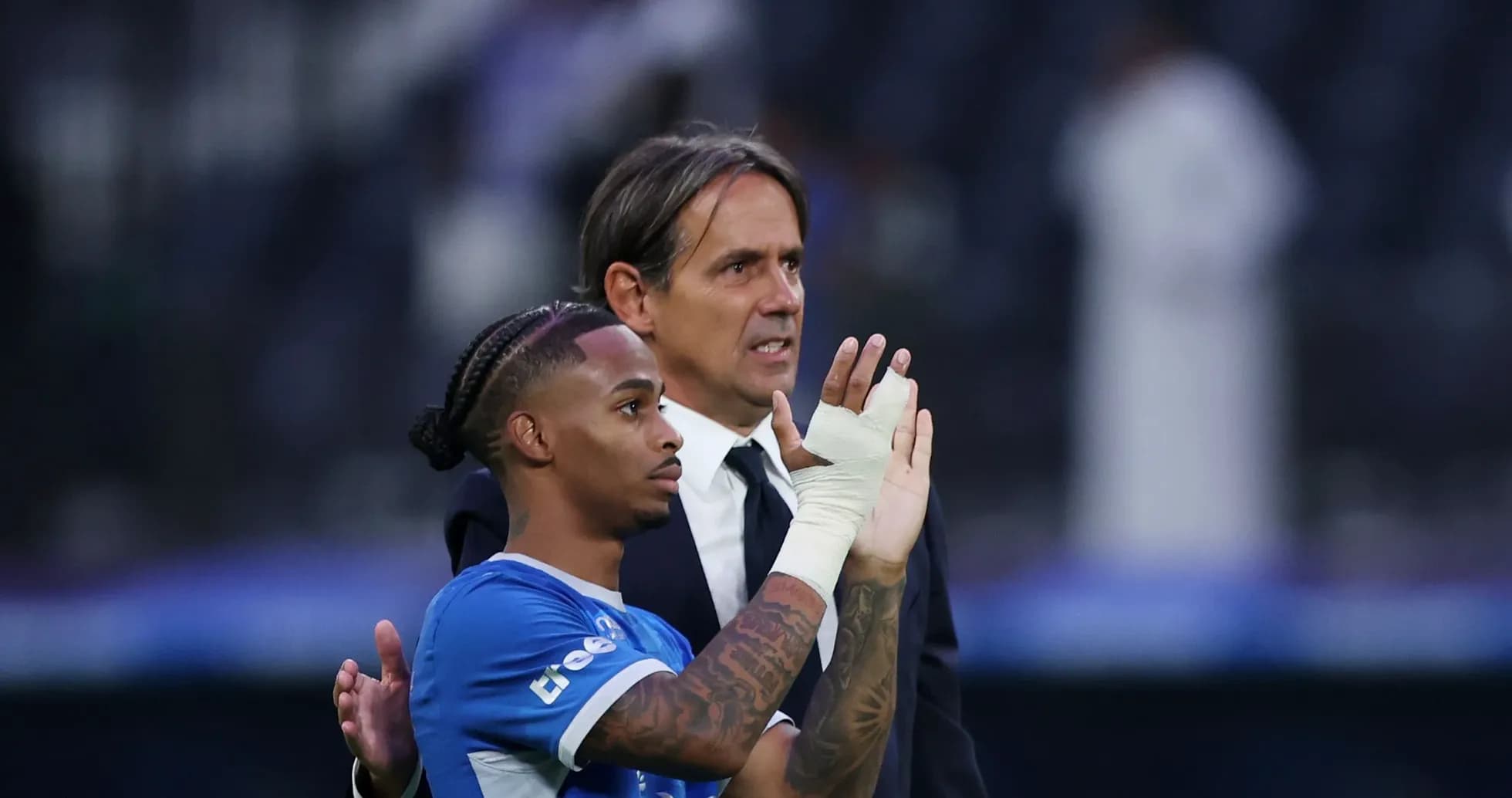 Joueur saluant avec entraîneur après le match Joueur saluant avec entraîneur après le match