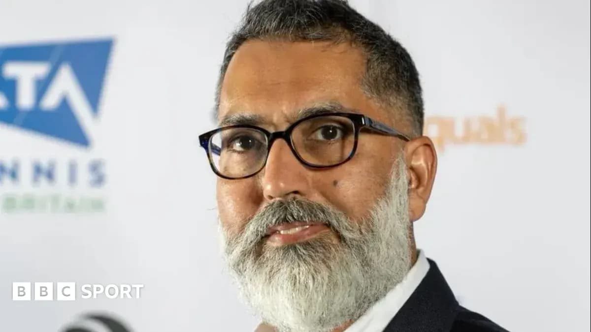 Homme avec barbe et lunettes lors d'un événement Homme avec barbe et lunettes lors d'un événement