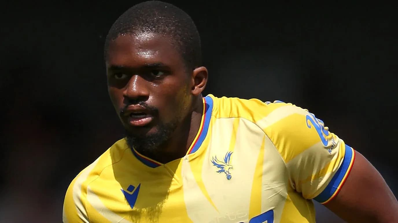 Joueur de football en maillot jaune en action Joueur de football en maillot jaune en action