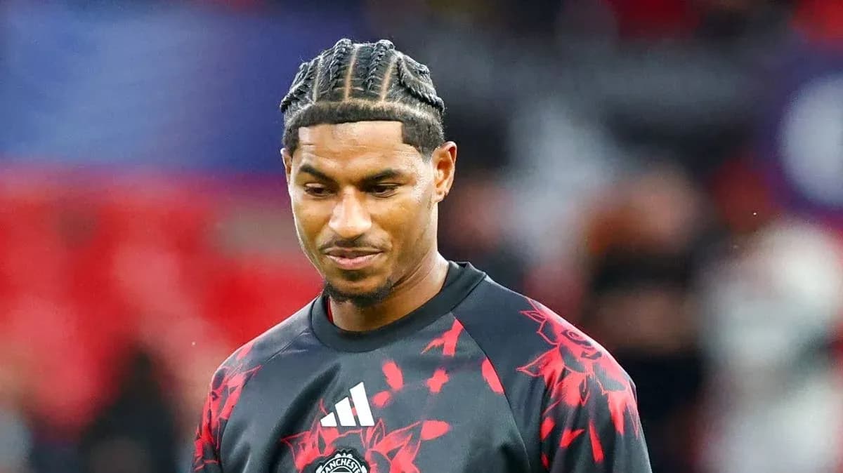 Joueur en tenue d'entraînement avant le match Joueur en tenue d'entraînement avant le match