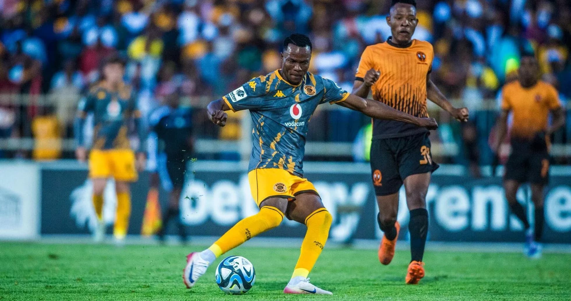 Joueur dribblant le ballon pendant un match de football Joueur dribblant le ballon pendant un match de football