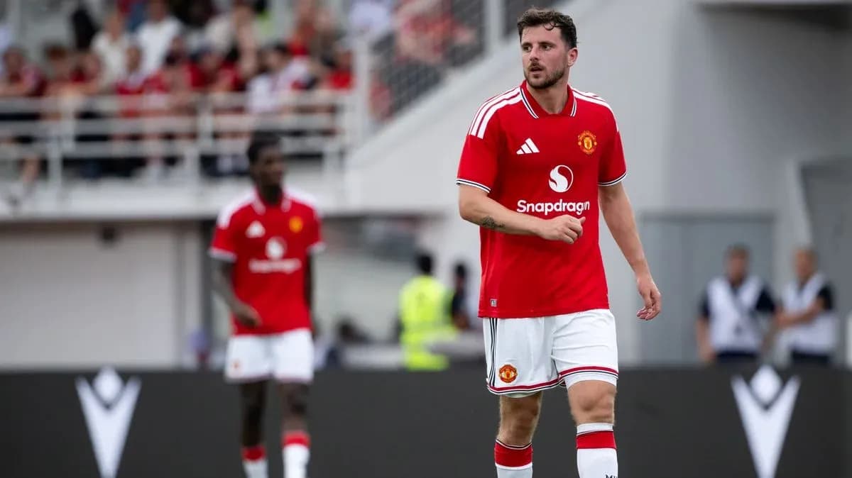 Joueur de Manchester United marchant sur le terrain Joueur de Manchester United marchant sur le terrain