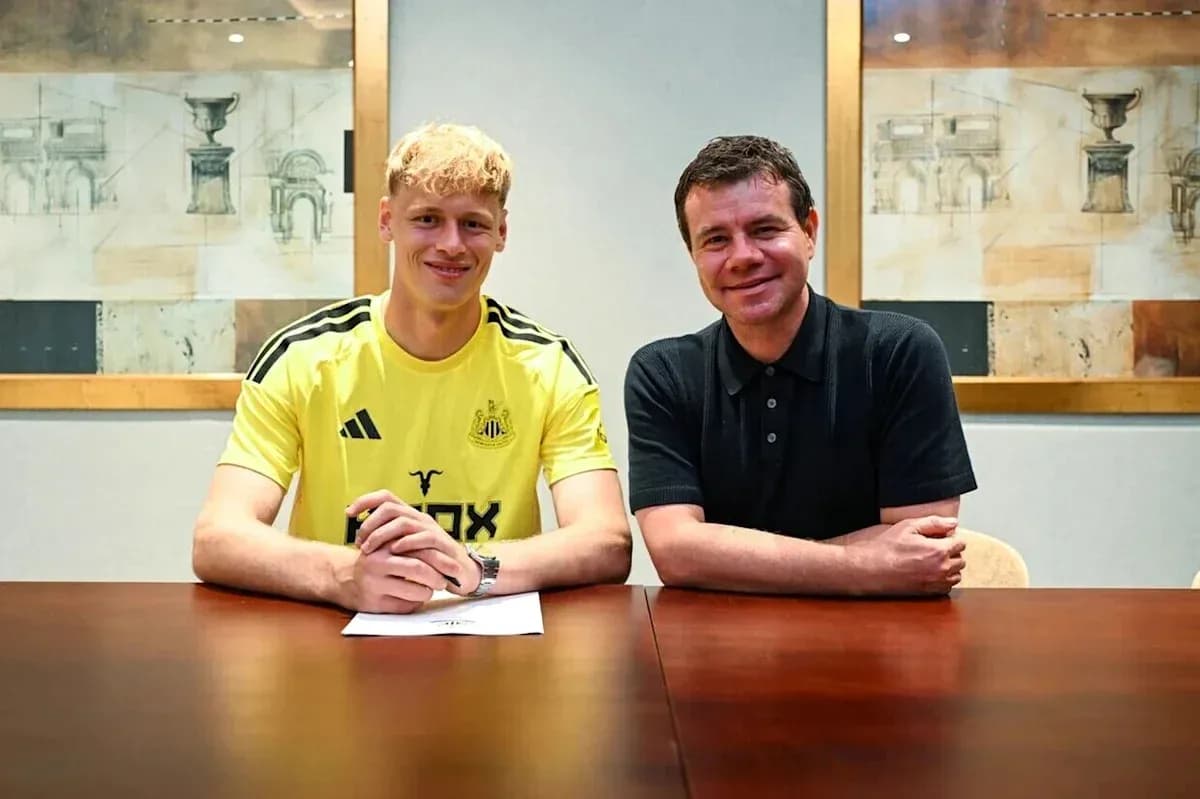 Joueur de Newcastle signant un contrat avec un dirigeant Joueur de Newcastle signant un contrat avec un dirigeant