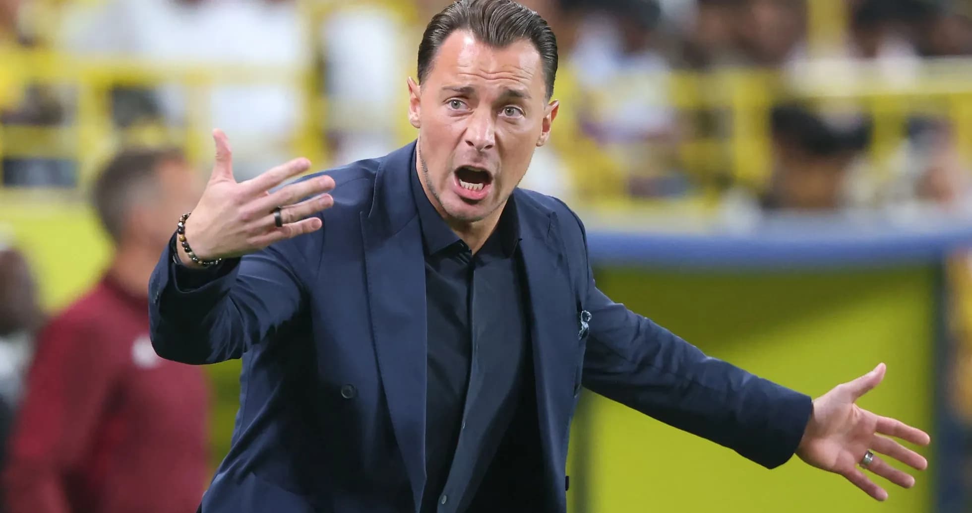 Entraîneur gesticulant sur la touche pendant le match Entraîneur gesticulant sur la touche pendant le match