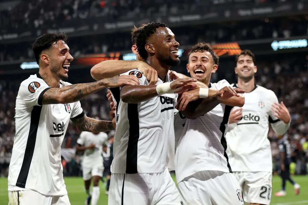 Joueurs de Beşiktaş célébrant un but Joueurs de Beşiktaş célébrant un but