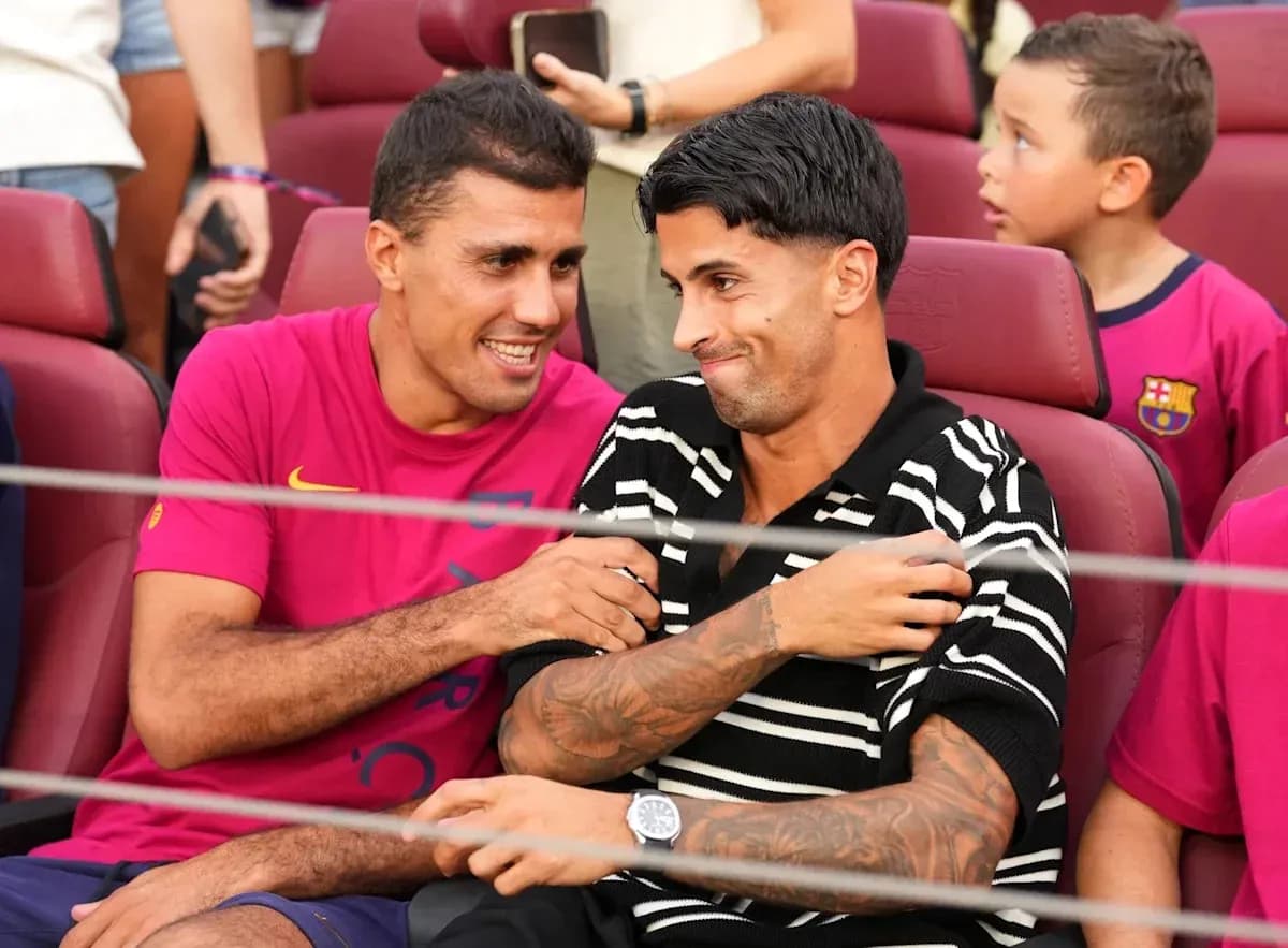 Deux joueurs souriant assis dans des sièges de stade Deux joueurs souriant assis dans des sièges de stade