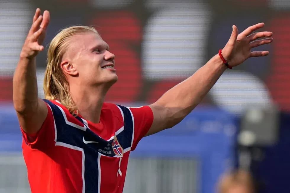 Joueur de football célébrant avec les bras levés Joueur de football célébrant avec les bras levés