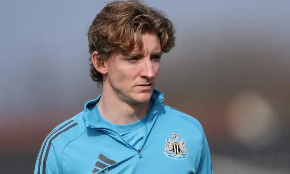 Joueur de Newcastle en tenue d'entraînement sur le terrain Joueur de Newcastle en tenue d'entraînement sur le terrain