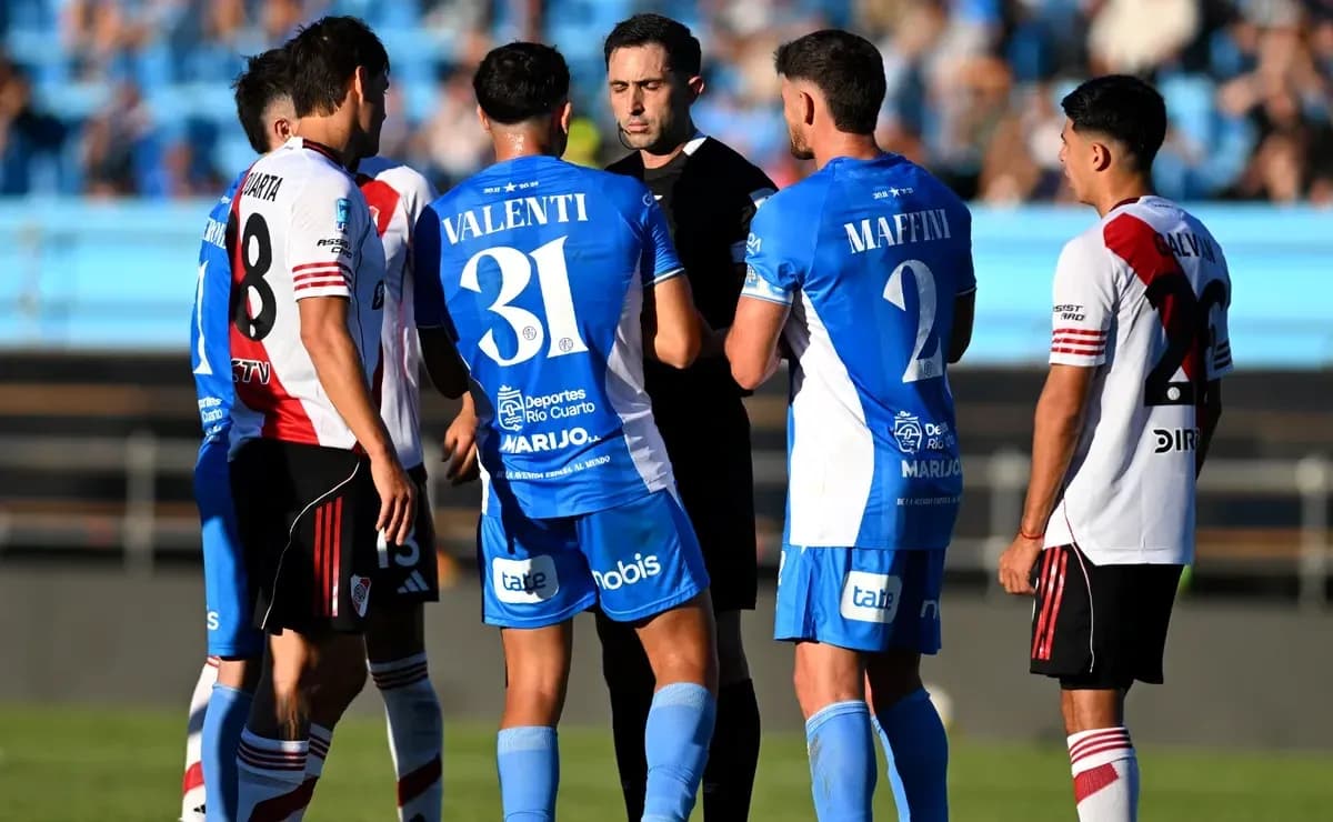 Joueurs de River Plate et Estudiantes discutant avec l'arbitre Joueurs de River Plate et Estudiantes discutant avec l'arbitre