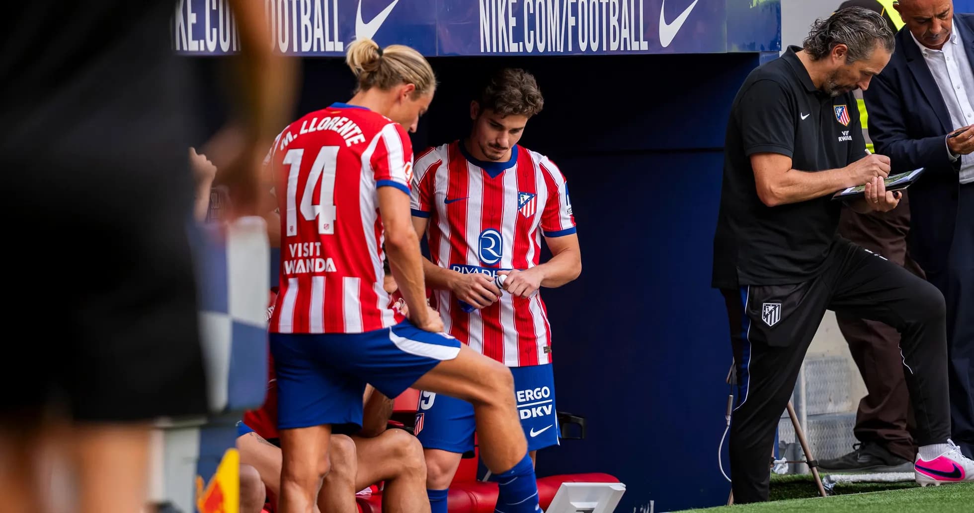 Joueurs d'Atlético de Madrid sur le banc de touche Joueurs d'Atlético de Madrid sur le banc de touche