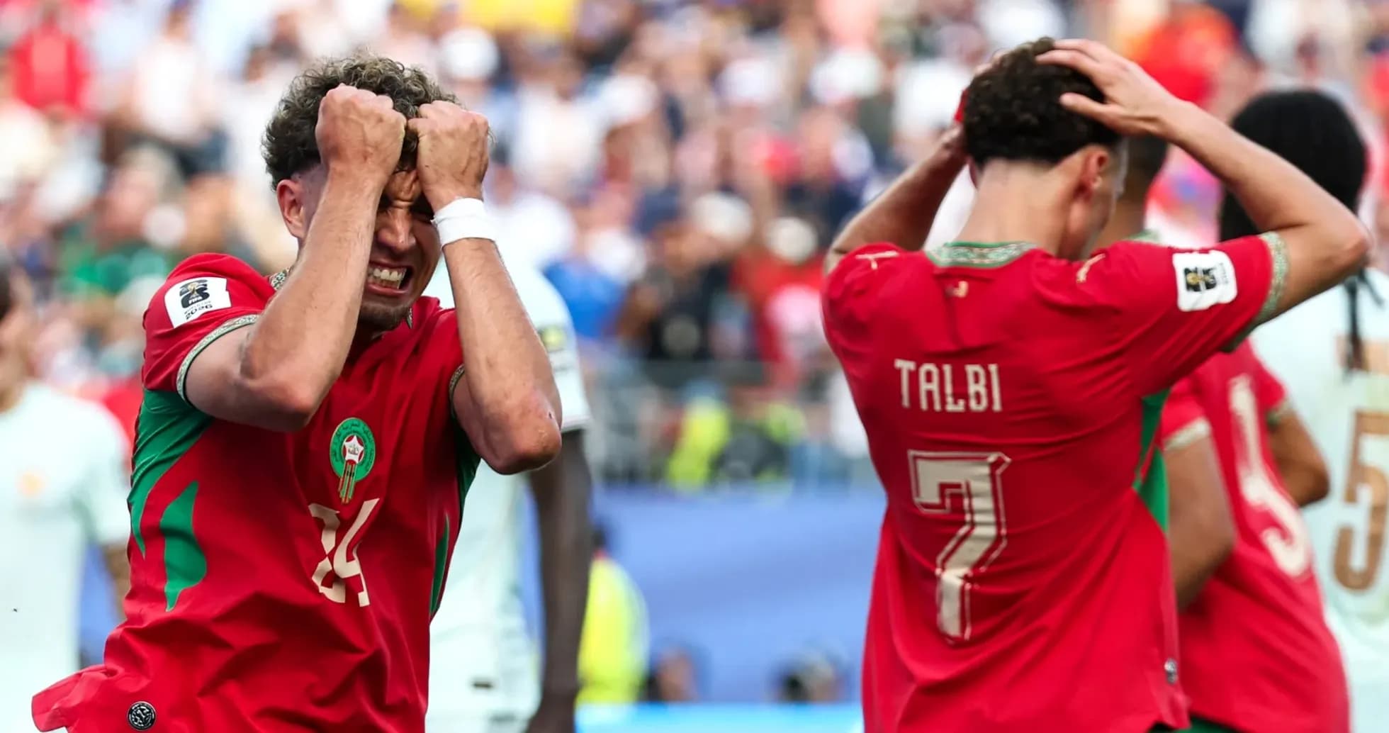 Joueurs marocains réagissant après une action ratée Joueurs marocains réagissant après une action ratée