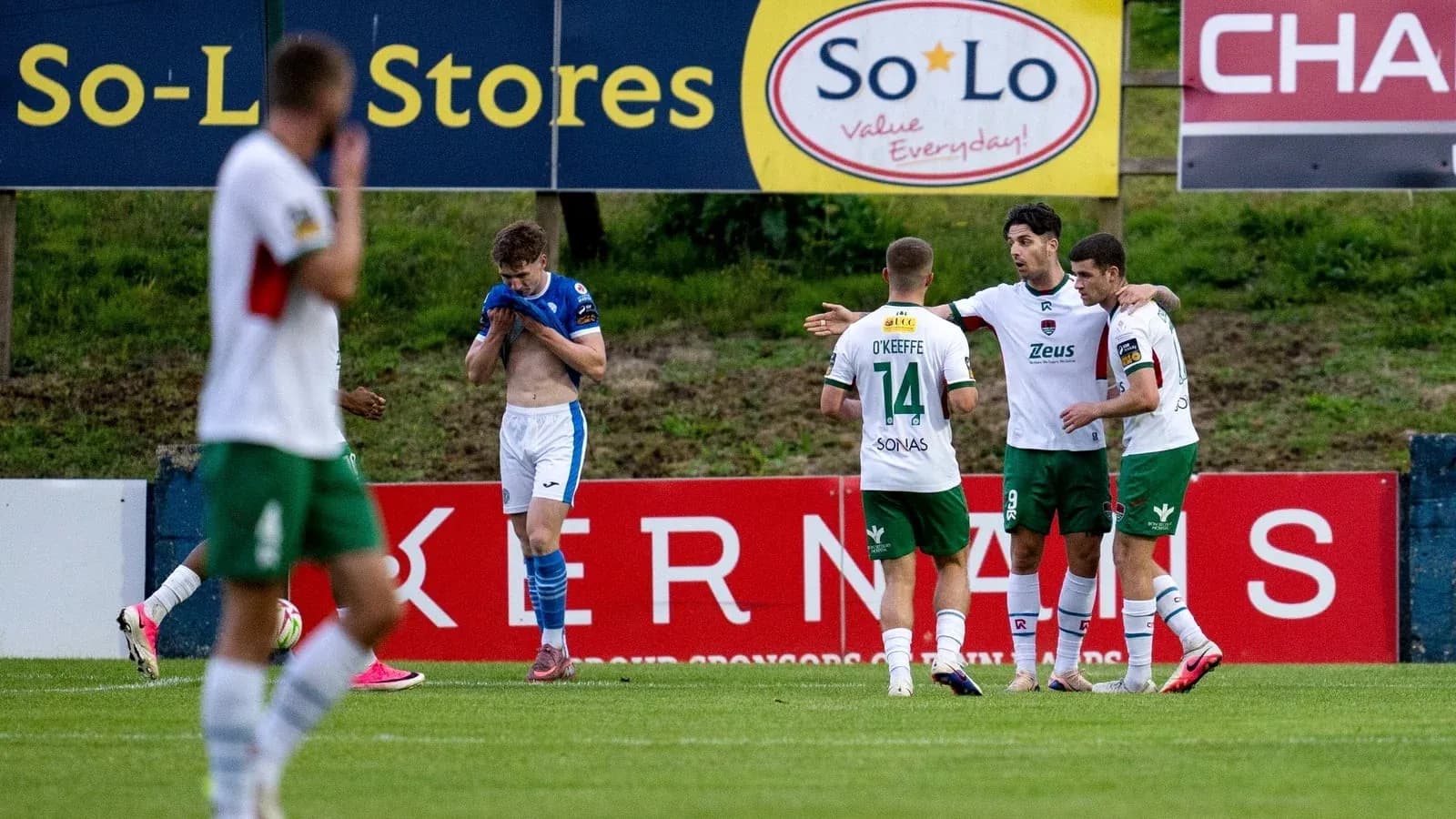Joueurs se congratulant après un but marqué Joueurs se congratulant après un but marqué