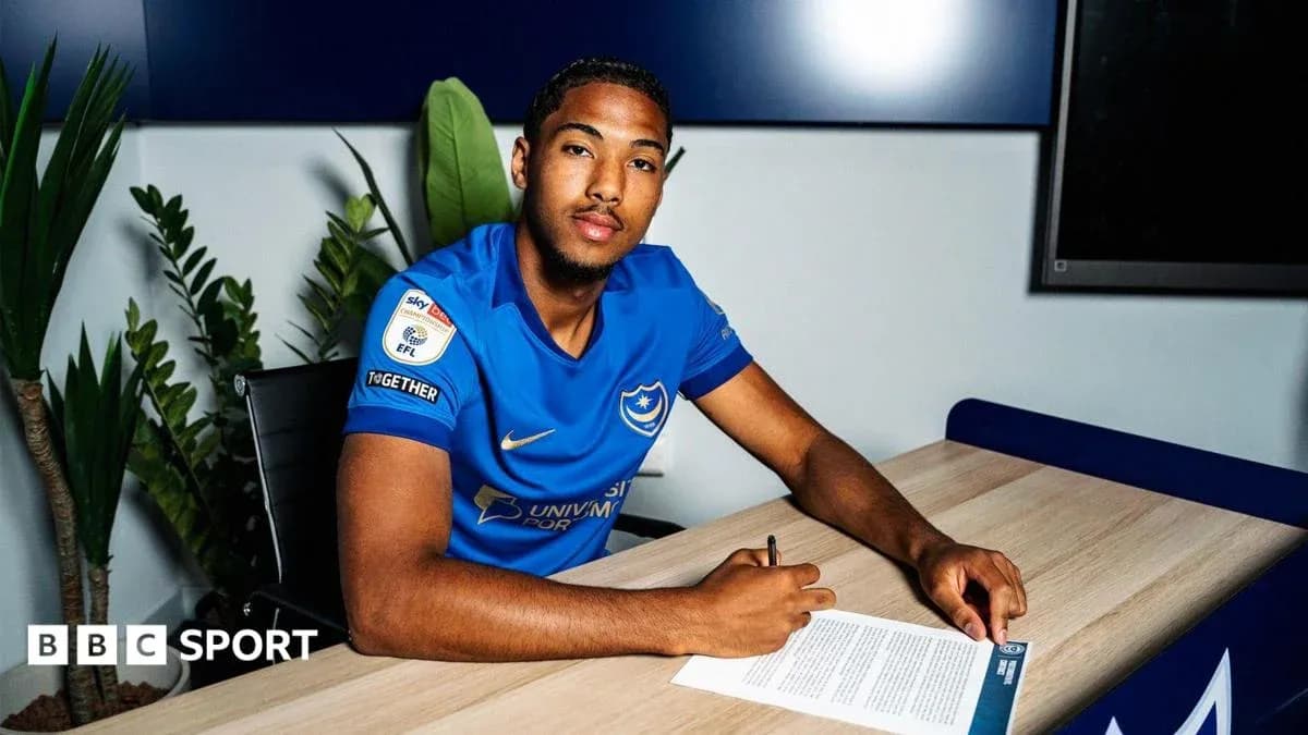 Joueur signant un contrat avec Portsmouth en bureau Joueur signant un contrat avec Portsmouth en bureau