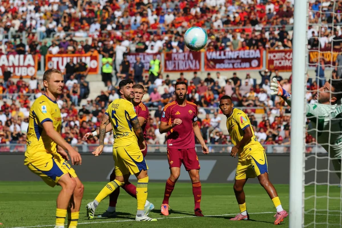 Action de jeu entre Hellas Verona et AS Roma Action de jeu entre Hellas Verona et AS Roma