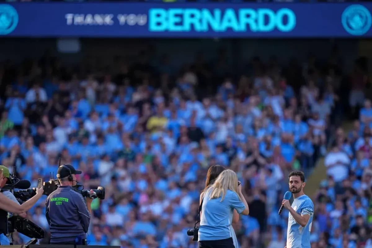 Bernardo Silva s'exprimant devant des fans en tribune Bernardo Silva s'exprimant devant des fans en tribune
