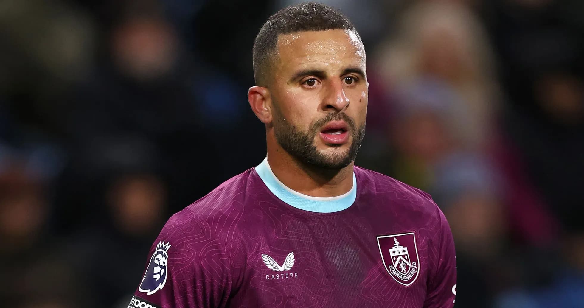Joueur de Burnley en maillot violet sur le terrain Joueur de Burnley en maillot violet sur le terrain