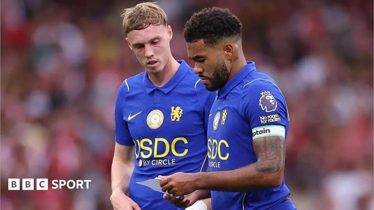 Deux joueurs de Chelsea discutant pendant un match Deux joueurs de Chelsea discutant pendant un match